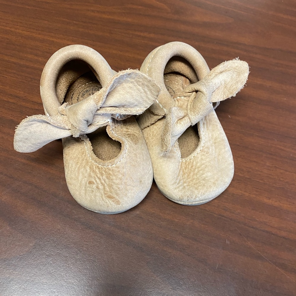 Freshly Picked knotted bow hard sole baby shoe size 3